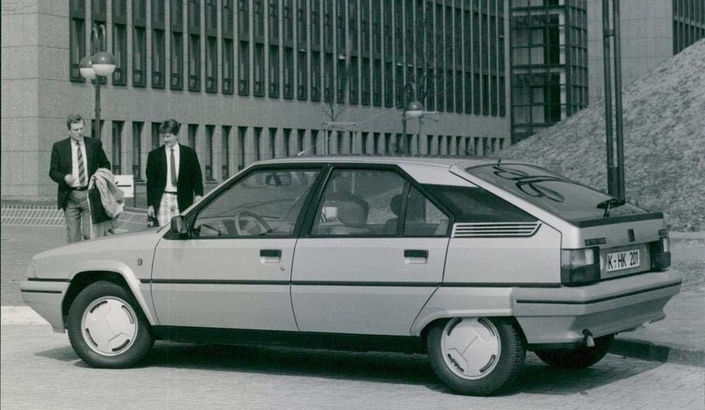 Voilà l'image qu'on avait de la BX. Une voiture de vieux, en noir et blanc, oui oui...