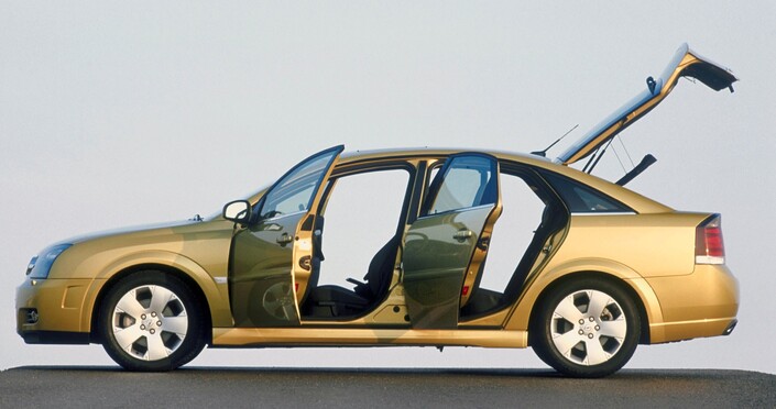 Commercialisée quelques mois après la berline tricorps, l'Opel Vectra GTS arbore une bien pratique 5e porte mais l'accent est mis sur la sportivité par le marketing