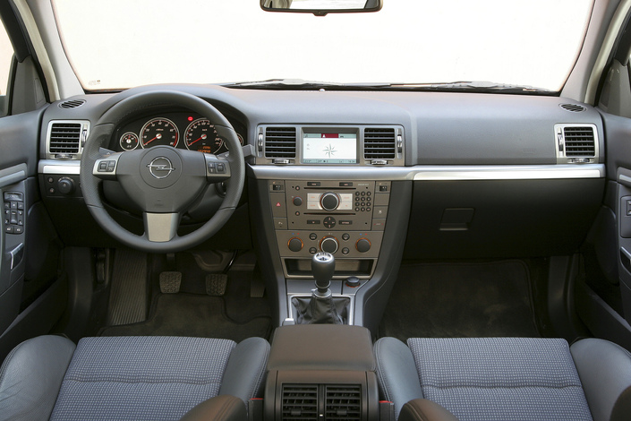 Le tableau de l'Opel Vectra GTS est à l'image de sa ligne : massif et rassurant mais pas très charmeur. Heureusement, il est bien fabriqué.
