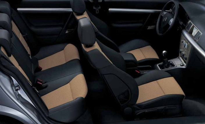 Belle habitabilité pour l'Opel Vectra GTS, même si, à cause de la ceinture de caisse très haute, on se sent un peu engoncé dans son habitacle.