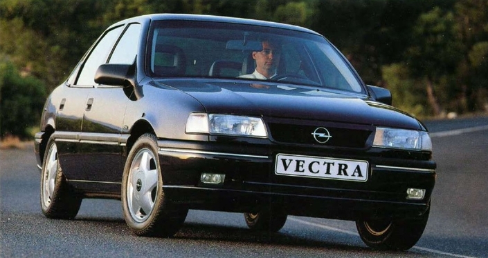 Proposée finition CDX, l'Opel Vectra 2.5 V6 est à la fois richement équipée et performante. Mais elle n'existera que de 1993 à 1995, dont restera rare.