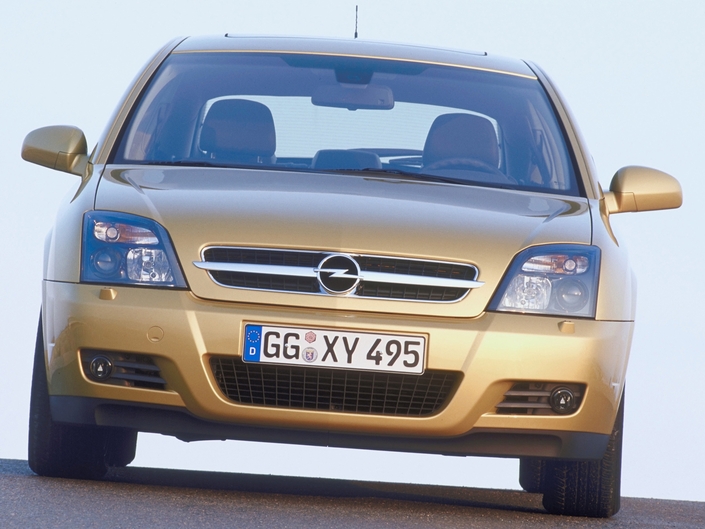 Comme bien d'autres à la fin des années 90/début 2000, l'Opel Vectra C cède à la mode des projecteurs verticaux (Renault Vel Satis, Honda Prelude 5, Ford Fusion)...