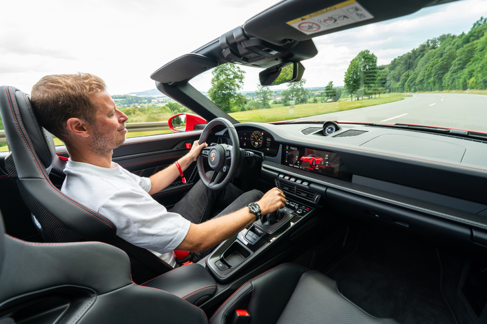 La boîte de vitesses, dont la mise au point s’inspire de celle de la 911 S/T, est identique à celle de la GT3 992.2 normale.