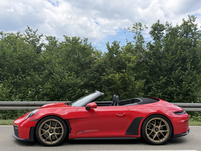 Les ailes avant et portières sont celles de la 911 S/T. La GT3 « normale » n’y a plus droit à cause de sa production en plus grosse série, ces éléments n’étant plus autorisés par les normes européennes en crash-test au-dessus de 1 500 exemplaires produits chaque année.