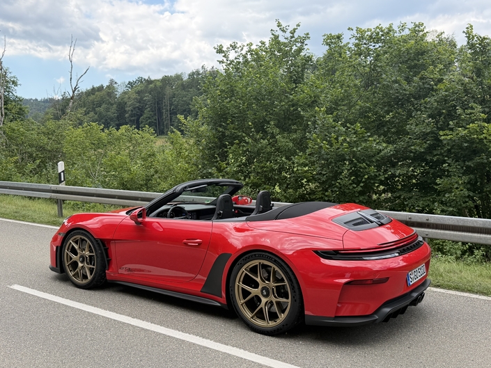 Difficile, sur la route, de ressentir de vraies différences comportementales avec une GT3 normale. Pour ce qui est du bruit, en revanche...
