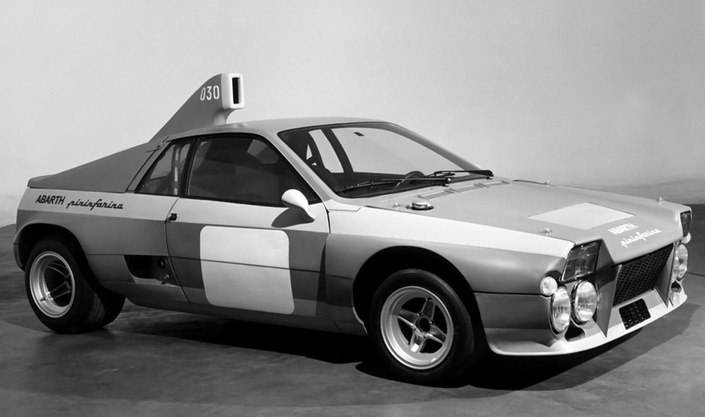 En 1974, l'Abarth-Pininfarina SE030 est la première matérialisation de la future Lancia Beta Montecarlo, même si ce proto s'équipe du V6 de la Fiat 130.