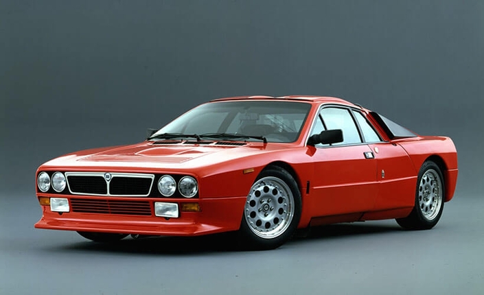 Fin 1982 Lancia lève le voile sur la Rally 037, qui sera championne du monde des rallyes en 1983. Ce sera la dernière propulsion à remporter le titre !