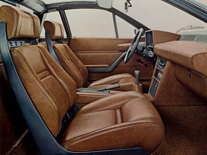 Les passagers de la Lancia Beta Montecarlo bénéficient de places généreuses et confortables. Notez le toit en toile que l'on enroule.