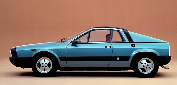 L'avant de la Lancia Beta Montecarlo est un peu massif, mais il cache un coffre de près de 300 l. Par ailleurs, le Cx s'établit à 0.39, une très bonne valeur en 1975.