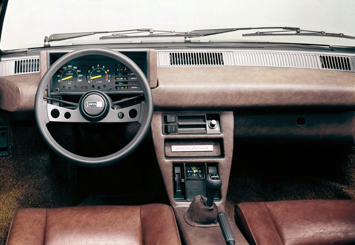 Un tableau sobre, rembourré (contre les chocs) et correctement réalisé pour la Lancia Beta Montecarlo. Mais les jauges sont difficiles à lire. Ici en 1975.