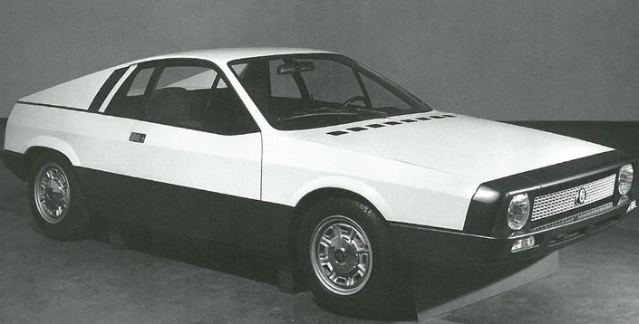 Ceci est une... Fiat, le proto X1/20 de 1974, qui débouchera sur la Beta Montecarlo en 1975. La ligne anguleuse et ultramoderne est due à Paolo Martin, chez Pininfarina, qui a abandonné ses célèbres courbes, comme avec la 130 Coupé qu'il a aussi dessinée.