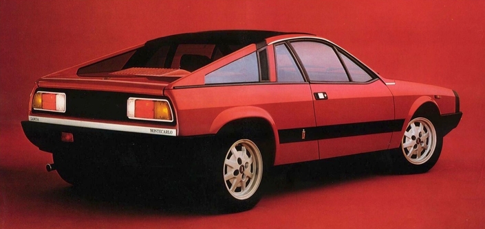 Pour sa phase 2 de 1980, la Lancia Montecarlo ajoure ses montants arrière, gagne un feu de brouillard et des jantes agrandies, mais perd son assistance de freinage.