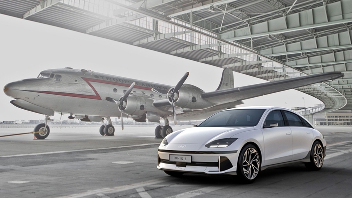 Parmi les voitures électriques les plus aérodynamiques on peut citer le « Streamliner coréen » Hyundai Ioniq 6, une grande berline de 4,85 m de long dotée d’une allure originale et d’un profil en forme de « goutte d’eau ».