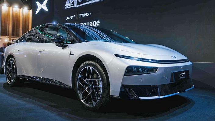 Les constructeurs chinois investissent de plus en plus sur le continent européen. Des usines vont s’ouvrir en Europe et de plus en plus de marques y importent leur production. Ainsi après avoir commercialisé deux SUV (G6 et G9), la marque Xpeng vient de livrer sa première berline électrique Xpeng P7 + en France.