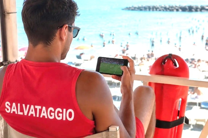 Regarder le MotoGP pendant son service : un maître-nageur écope de plus de 2 000 € d'amende