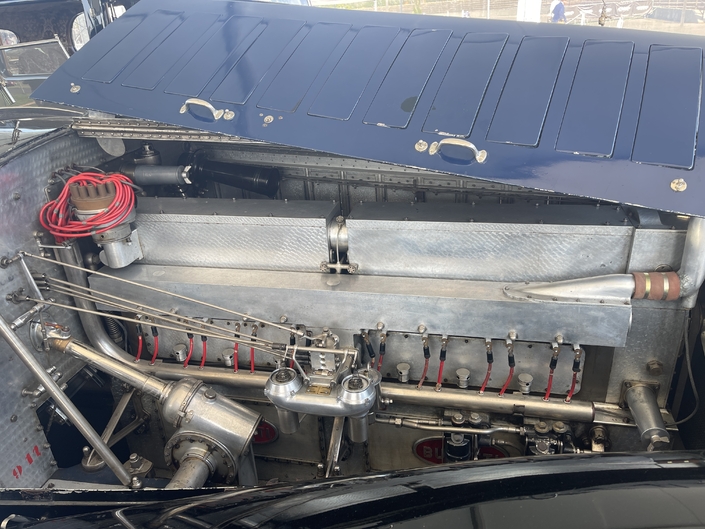 Un moteur ? Non, une sculpture ! Le 8-cylindres en ligne 12,7 l des Bugatti Royale est ultramoderne pour la fin des années 20 : double allumage, arbre à cames en tête, 3 soupapes par cylindres, fabrication tout en alliage...