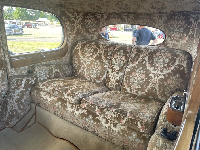 Le compartiment arrière de la Bugatti Royale Park Ward. Un peu étroit, mais immense pour les jambes et bien équipé : spots de lecture, accoudoir central, vitres de custode descendantes, interphone...