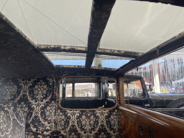La Bugatti Royale coupé Napoléon est l'une des premières voitures à toit panoramique. La fille d'Ettore Bugatti souhaitait regarder les étoiles à son bord...