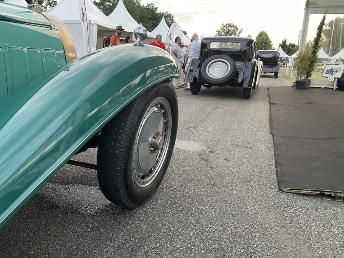 L'aile sublime du Roadster Esders ouvrant sur les Royale coupé Napoléon et limousine Park Ward, à Mulhouse.