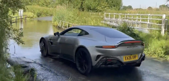 Dans quelques secondes cette Aston Martin va perdre son moteur.