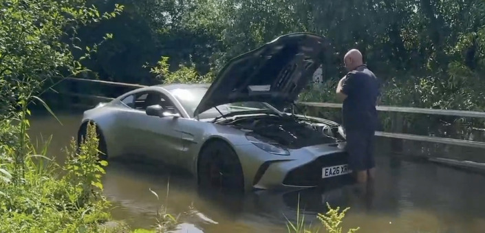 Il perd son Aston Martin Vantage en tentant de traverser une route inondée