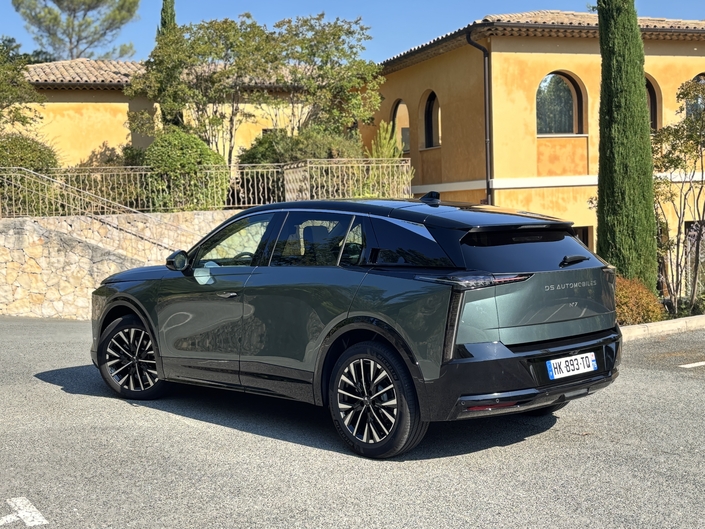 Le N°7 grandit. Il mesure désormais 4, 66 m et se positionne à mi-chemin entre un BMW X1 et un BMW X3.