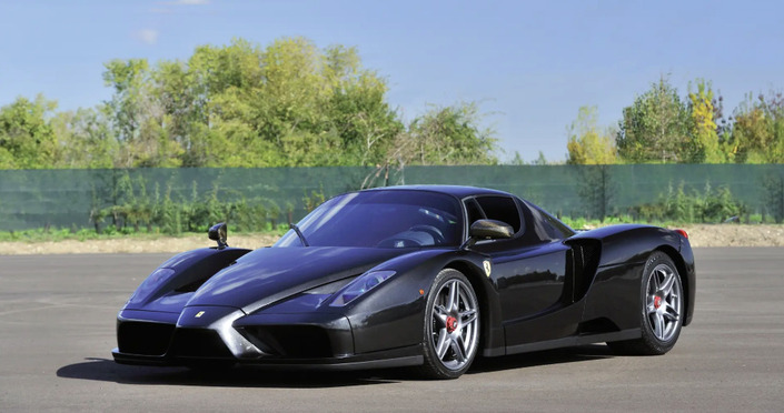 Oui, il s’agit bien de la même Ferrari Enzo.