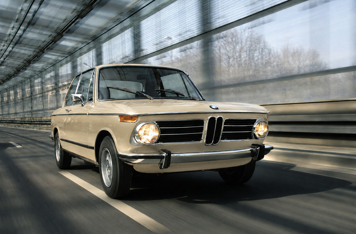 Le juge Renaud était attaché à sa BMW 2002. Voici une illustration du modèle de l'époque, un coupé sportif et innovant qui l'accompagnait dans ses déplacements professionnels et personnels - Crédit BMW Media