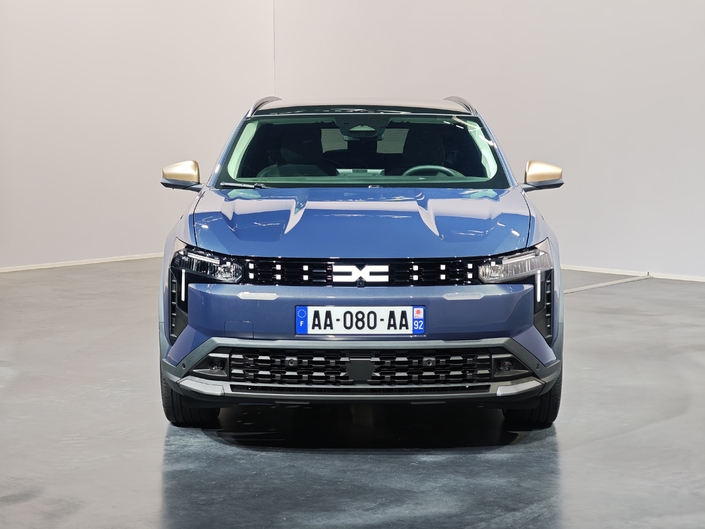 La face avant est immédiatement identifiable comme étant « Dacia ». Mais les signatures lumineuses sont inédites, en forme de T.