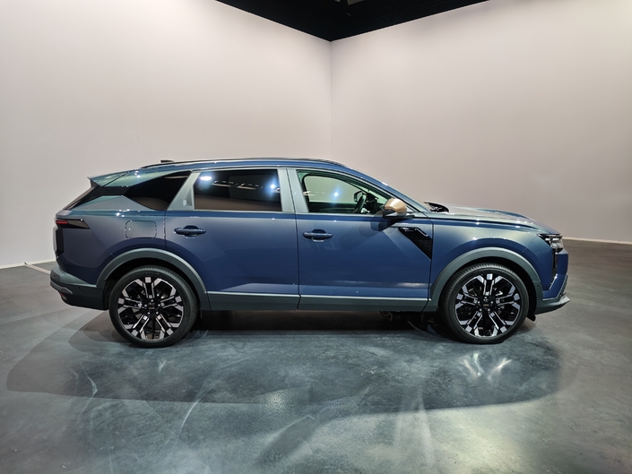 Désormais plus grand modèle de la marque, le Striker mesure 4,62 m de long. Mais sa hauteur reste contenue à 1,53 m, lui donnant un profil plus break que SUV.