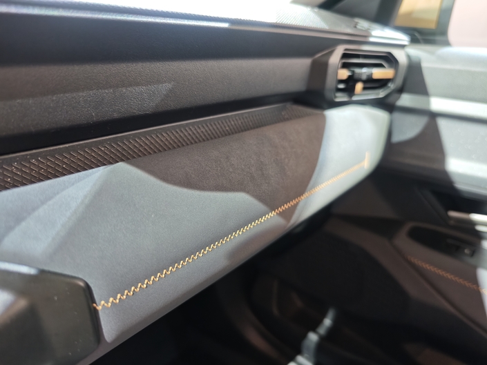 En face du passager, le bandeau en matériau plus doux au toucher et légèrement rembourré, avec une ligne surpiquée couleur bronze, est la seule entorse au vrai low cost.