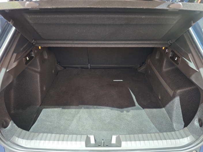 Le volume de coffre banquette en place est de 600 litres. Sur les finitions hautes ou en option, le double plancher de coffre apporte beaucoup d’aspects pratiques.