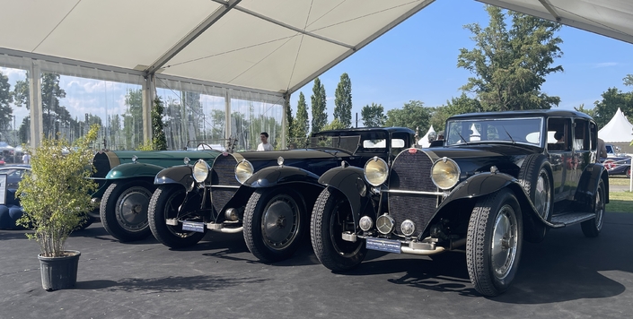 Les trois Bugatti Royale, attendant sagement sous leur chapiteau de se dégourdir les roues.