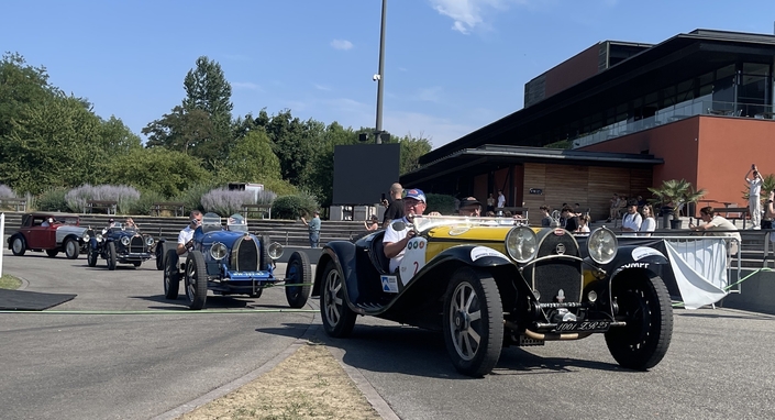 Une Bugatti 55 Super Sport Roadster menait la parade, avec une belle énergie et surtout une sonorité magnifique.