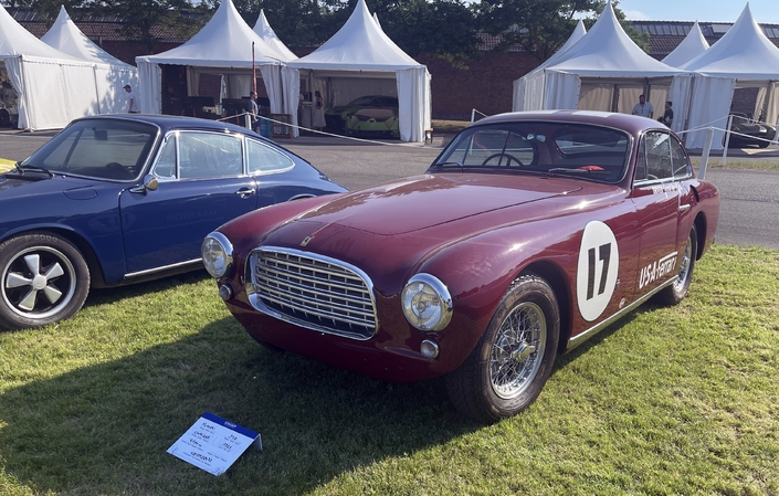 Une Ferrari 340 Ghia de 1951, le genre de sublime rareté qu'on n'approche strictement jamais.
