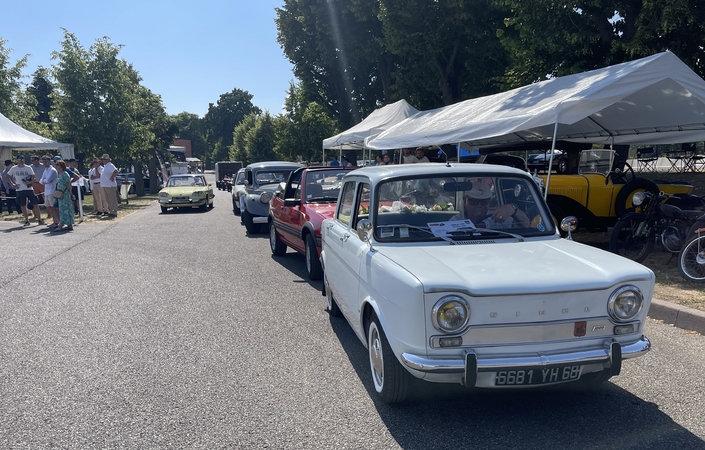 Les clubs à la parade, avec ici une Simca 1000 de 1965 devant une Peugeot 205 GTI, une Citroën 15/6 et une Panhard 24.