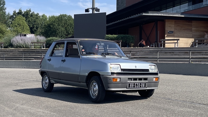 Une Renault 5 Automatic, vision inattendue sur l'autodrome du Musée de Mulhouse...