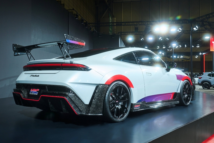 Les ailes élargies, le diffuseur et l'aileron apportent un véritable côté racing à cette Prelude.