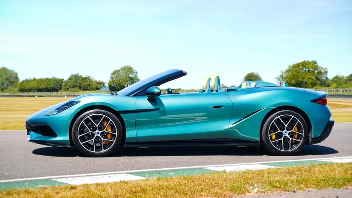 Voici la version cabriolet, pesant 2 300 kg sur la balance.