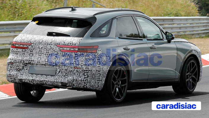Lancé à haute vitesse sur la Nordschleife, le SUV Genesis GV70 hybride est un modèle qui sera doté de belles performances. À l’inverse du SUV sportif Genesis GV60 Magma, ce GV70 hybride ne devrait pas être vendu comme un modèle Magma qui est la nouvelle division sportive de Genesis.