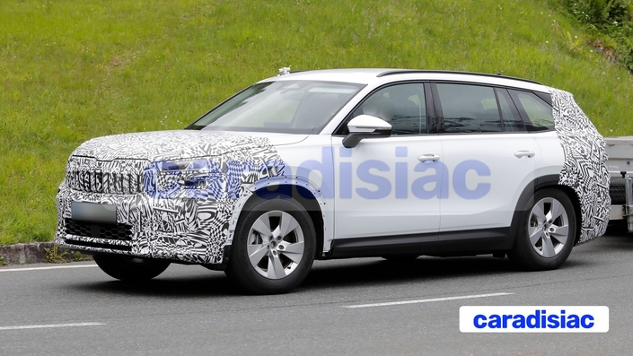 Nouvelle calandre, prises d’air remaniées, bouclier redessiné, le lifting sera conséquent pour le Skoda Kodiaq restylé. Un bon moyen pour que celui-ci ne prenne pas ombrage de l’arrivée du nouveau SUV électrique Skoda Peaq, capable de transporter, lui aussi, sept personnes.