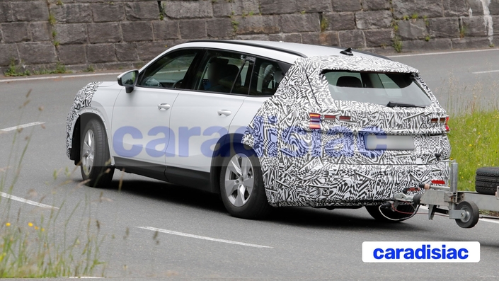 Pas facile de franchir les cols des Alpes autrichiennes avec une remorque lourdement chargée qui contraint le Skoda Kodiaq restylé à négocier les courbes à allure réduite. Sur la poupe du véhicule, les modifications se concentreront sur l’architecture intérieure des feux et sur le bouclier.