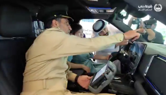Même la police de Dubaï succombe à BYD : voici son nouveau SUV de 738 ch