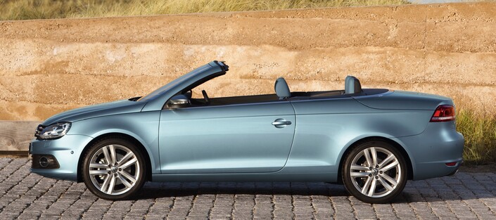 Grâce à son toit en trois parties, la Volkswagen Eos, ici une phase 2 en 2011, arbore un profil plus fin que celui de n'importe laquelle de ses rivales.