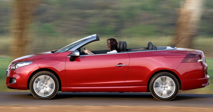Rallongée face à la berline pour pouvoir loger son toit, la Renault Mégane 3 CC pâtit d'une poupe assez lourde à cause de son toit en deux grandes parties, même si l'ensemble demeure acceptable à regarder. Ici en 2011.