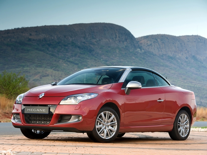 En version GT, la Renault Mégane 3 CC adopte un bouclier aux prises d'air spécifiques ainsi que des jantes de 17 pouces.