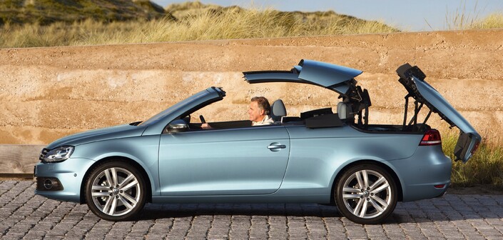 Très, très complexe, le toit de la VW Eos réclame 25 s pour se déployer, la voiture devant alors être à l'arrêt.
