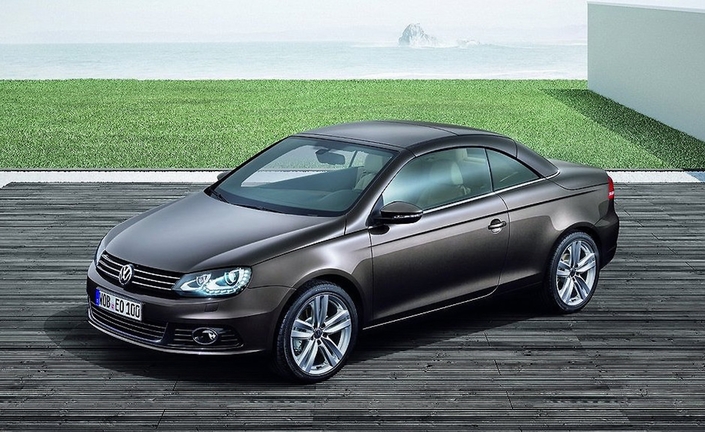 Lancée en 2005, la Volskwagen Eos reçoit un restylage en 2010, qui s'accompagne de nouveaux projecteurs ainsi que d'un 2,0 l turbo à injection directe développant 210 ch.