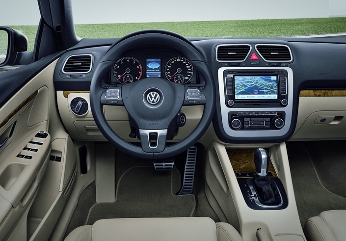Présentation et finition de très bon aloi pour la Volskwagen Eos, ici en finition Carat, luxueusement équipée.