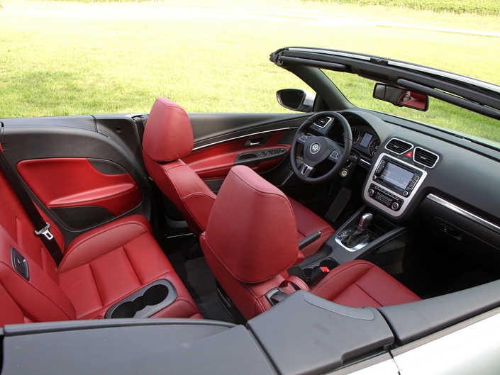 Un peu plus chic et spacieux que celui de la Renault, l'habitacle de l'Eos peut se tendre d'un très agréable cuir. Mais, ici aussi, le filet antiremous condamne les places arrière.